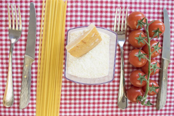 Płaskie ukształtowanie spaghett icherry pomidorami i parmezanem między cutle — Zdjęcie stockowe