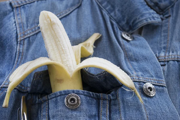 Banaan in de borstzak van een jeans-jasje — Stockfoto