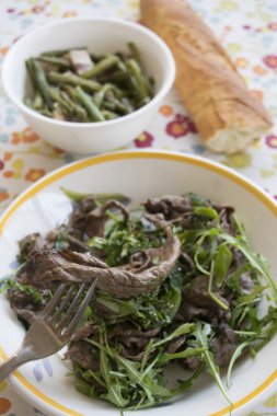 sığır eti şeritler roka ile