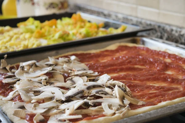 Domácí pizza těsto na plech na pečení — Stock fotografie
