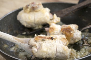 bir tavada bir tahta kaşık atışında Türkiye