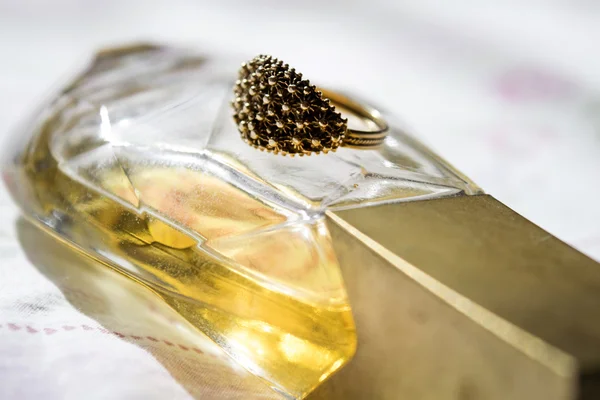 Fede sarsa traditional Sardinian wedding ring on perfume bottle — Stock Photo, Image