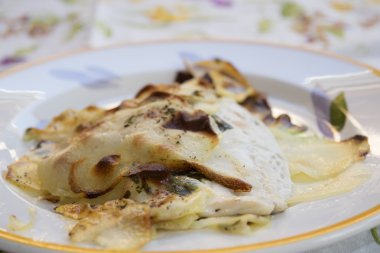 Patates-kabuklu yaldızlı pisibalığı fileto
