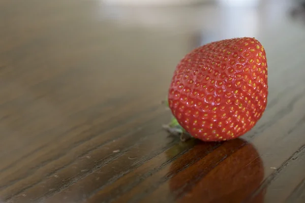 Rijpe biologische aardbei — Stockfoto