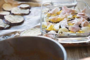 Patlıcan pasta pişmiş jambon ve yumurta ile hazırlama