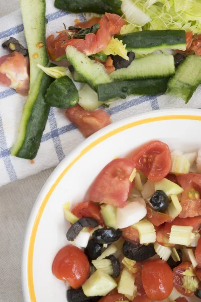 Insalata mista con pomodori e verdure assortite — Foto Stock