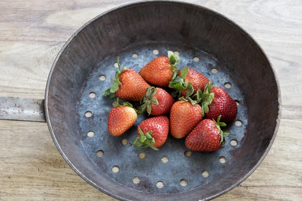 Erdbeeren in einer Kastanienpfanne — Stockfoto