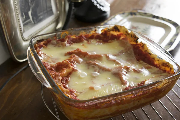 Lasagne ripiene in una ciotola di vetro — Foto Stock