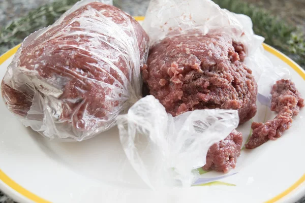 Carne picada descongelada — Fotografia de Stock