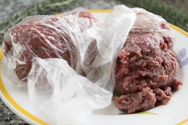 Carne picada descongelada — Fotografia de Stock