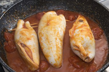 domates soslu doldurulmuş mürekkep