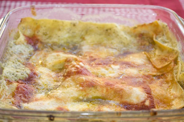 Lasagne op de basilicum pesto — Stockfoto