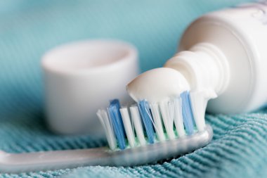 diş fırçası ve diş macunu ile temizlik oral