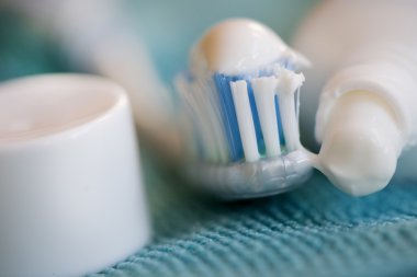 diş fırçası ve diş macunu ile temizlik oral