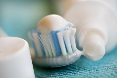 diş fırçası ve diş macunu ile temizlik oral