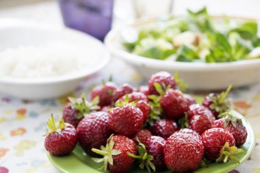 Taze ve olgun çilek