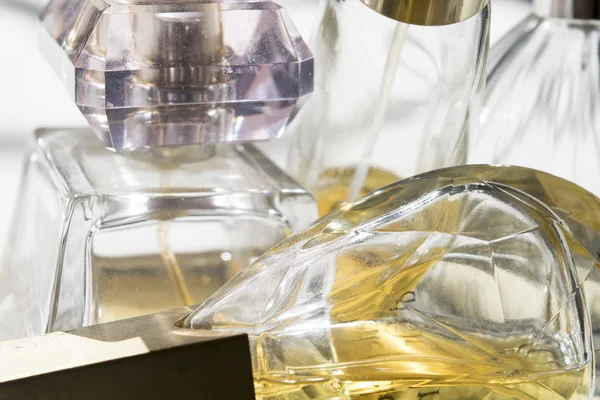 Biraz parfüm şişeleri detay — Stok fotoğraf