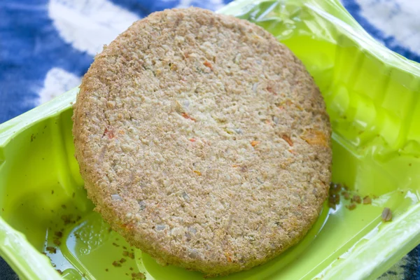 Plastik bir küvet içinde donmuş Sebze burger — Stok fotoğraf