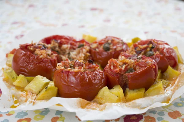 Gebakken gevulde tomaten met rijst — Stockfoto