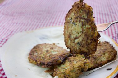 Kızarmış kabak böreği.