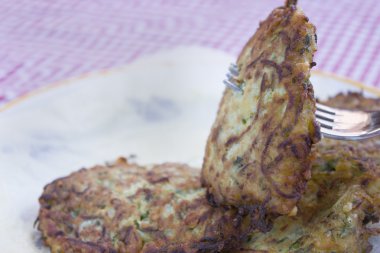 Kızarmış kabak böreği.