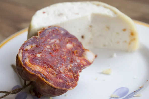 Hancraft primosale 치즈와 soppressata — 스톡 사진