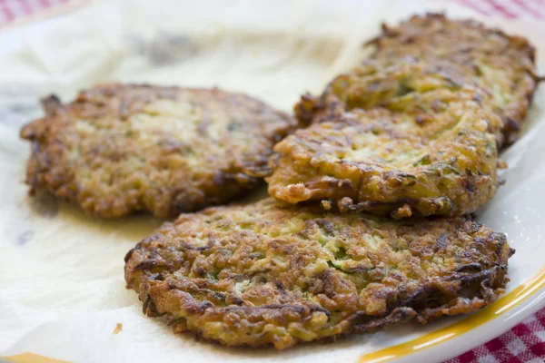 Frittelle di zucchine fritte — Foto Stock