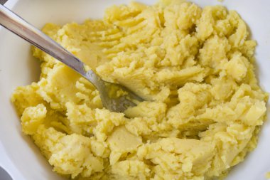 patates püresi hazırlamak için patates ezme