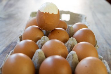 kısmen kabuklu katı yumurta