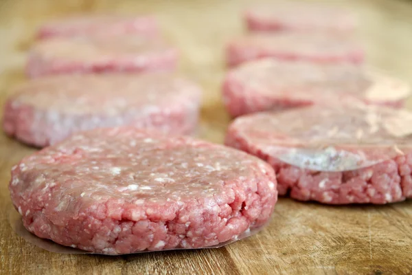 Bestand van ruwe hamburgers — Stockfoto