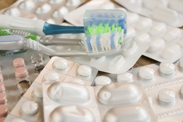 Tandheelkundige zorg met tandenborstel en geneesmiddelen — Stockfoto