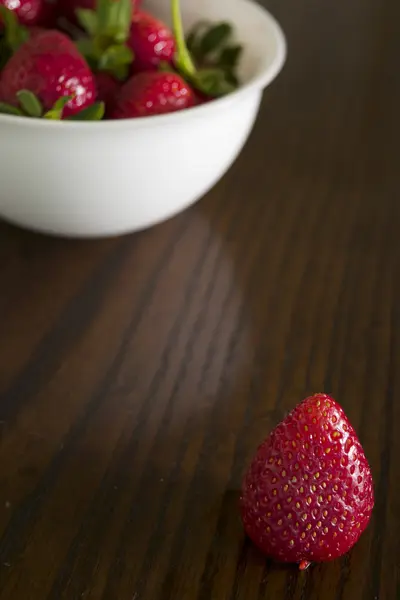 Reife Erdbeeren im Halblicht — Stockfoto