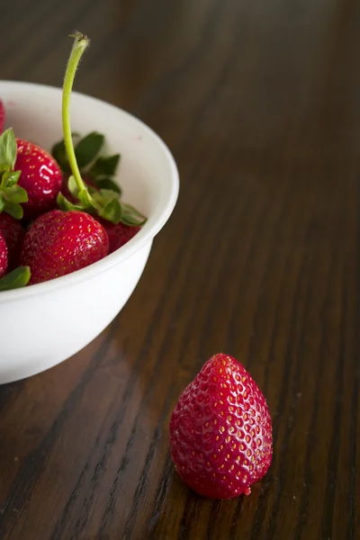 Reife Erdbeeren im Halblicht — Stockfoto