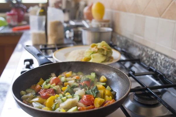 Att göra färgade vegetabiliska ratatouille — Stockfoto