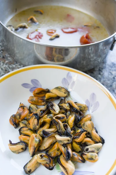 Перцовые мидии или моллюски impepata — стоковое фото