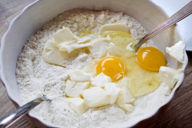 un ve tereyağı bir sünger kek hazırlamak için karıştırma yumurta pastası