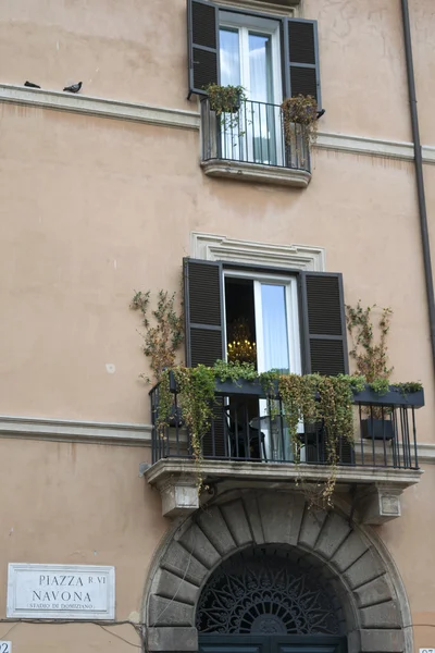 Róma. Navona tér. A palota a utcatábla — Stock Fotó