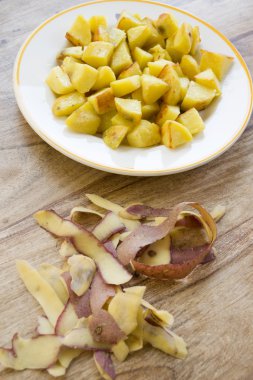 Onun kabukları yakındaki fırında aromalı patates