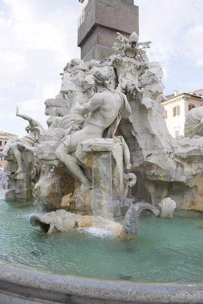 Fontän av de fyra floderna på navona square i Rom — Stockfoto