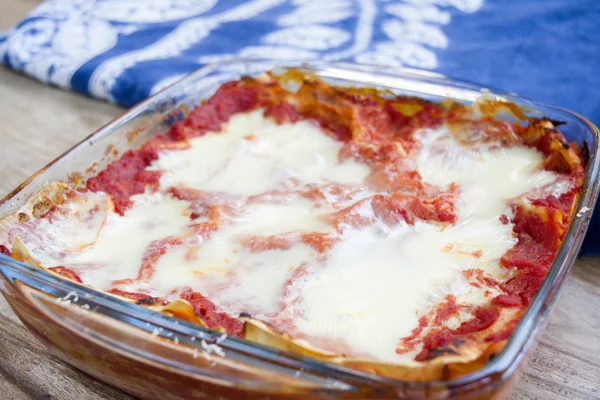 Lasagne met bolognese saus en bechamelsaus — Stockfoto