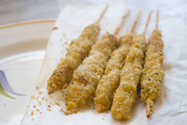 Kızarmış kalamar şişleri