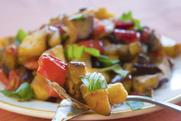 Detalj av en caponata på en sked — Stockfoto