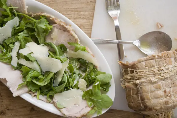 Chine asado de cerdo con rúcula y parmesano — Foto de Stock