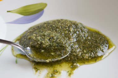 ev yapımı Ceneviz fesleğen pesto