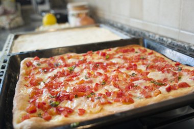 Pizza adet taze domates ve fesleğen ile