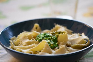 Tagliatelle evde fesleğen pesto genoese usulü yapılır.