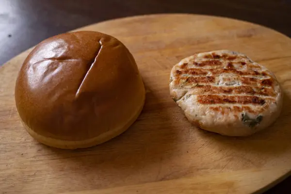 Приготування Бутерброду Курячими Бургерками — стокове фото