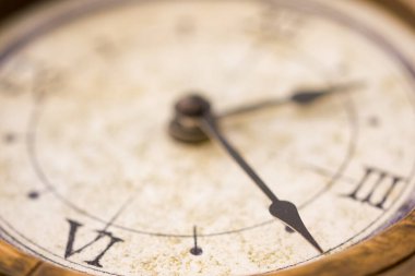 Zaman kavramı, eski bir saatin detaylarıyla