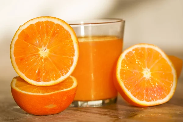 Zumo Naranja Con Naranjas Frescas Cortadas Por Mitad — Foto de Stock