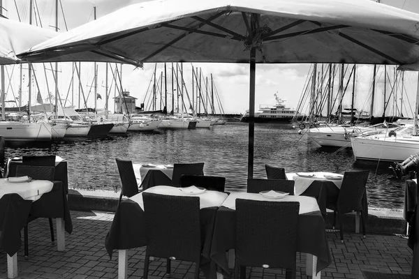 Vista Del Puerto Turístico Roma Través Mesas Restaurante — Foto de Stock